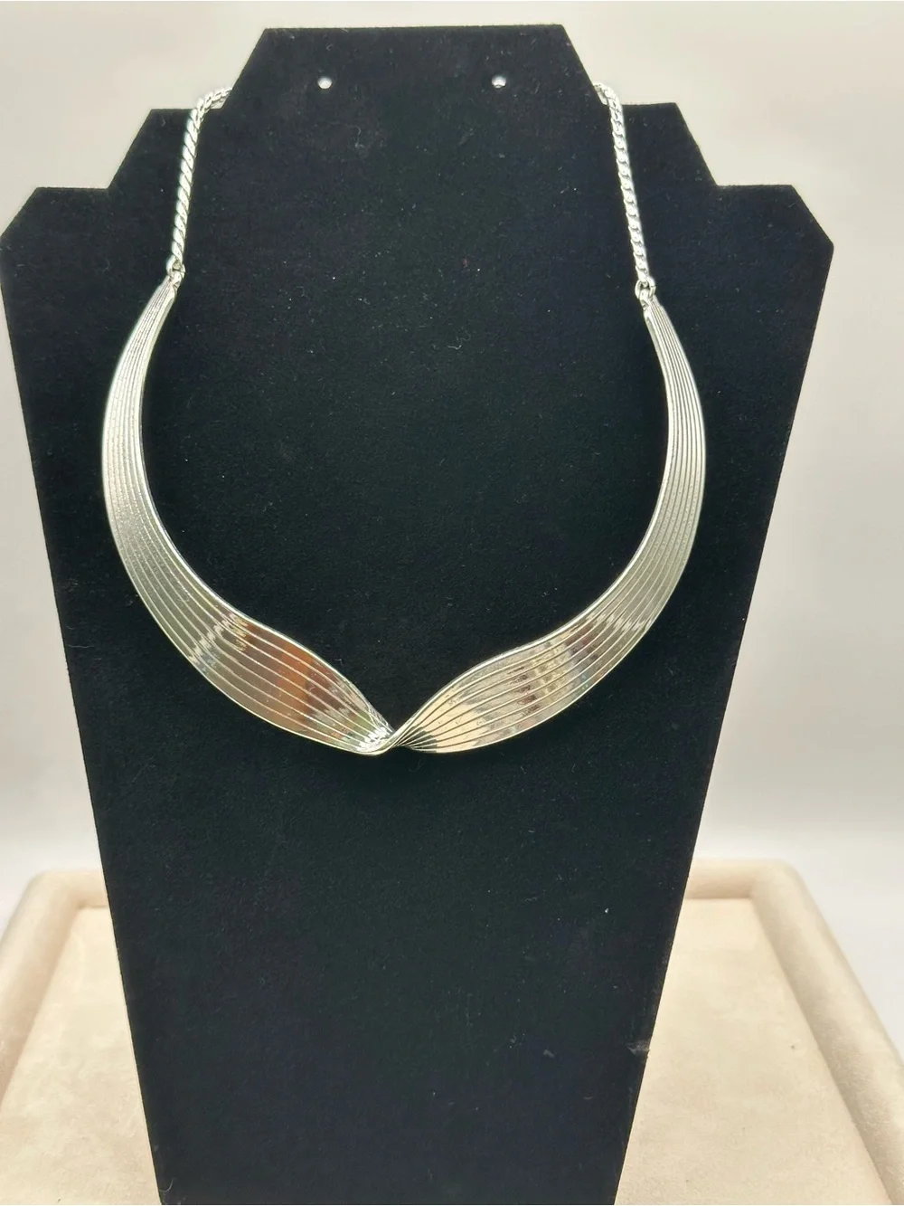 Silver Tone Ribbed Twisted Collar Necklace Rigid Arc Statement Choker Adjustable
